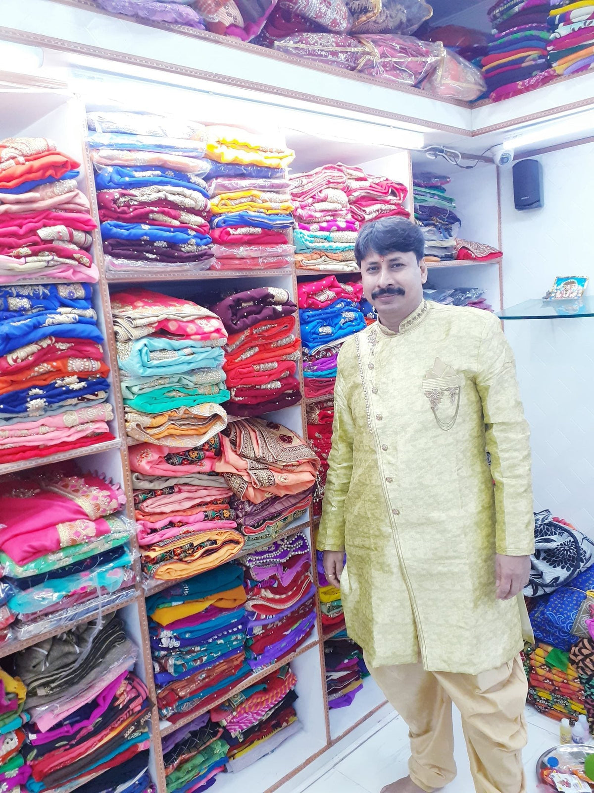 Prakhar ke papa, jinhone 1998 mein saree business shuru kiya, Jay Ambey Silk Mills, Surat
