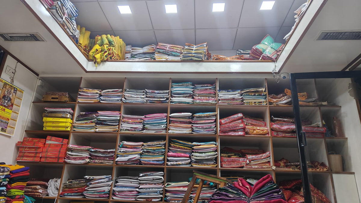 Surat Textile Market mein Malaa ki dukaan, wholesale saree catalogues ka stock