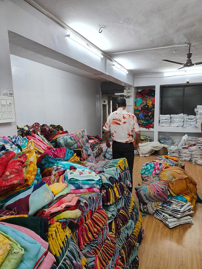 Malaa Surat ki dukaan ka floor, saree catalogue sajaye hue, dead stock se bachne ke liye sahi stock planning