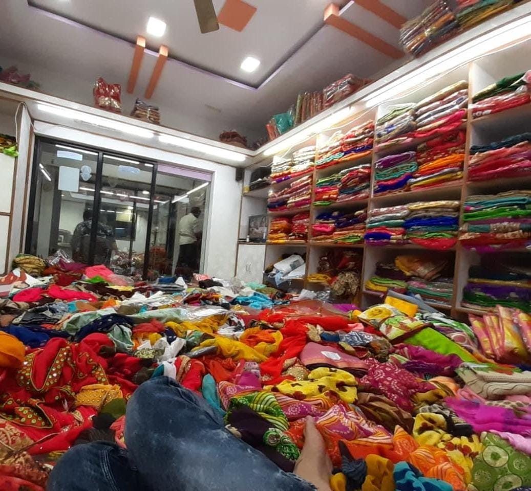 Malaa Surat ki dukaan mein festive aur shaadi season ke liye saree catalogue ka stock