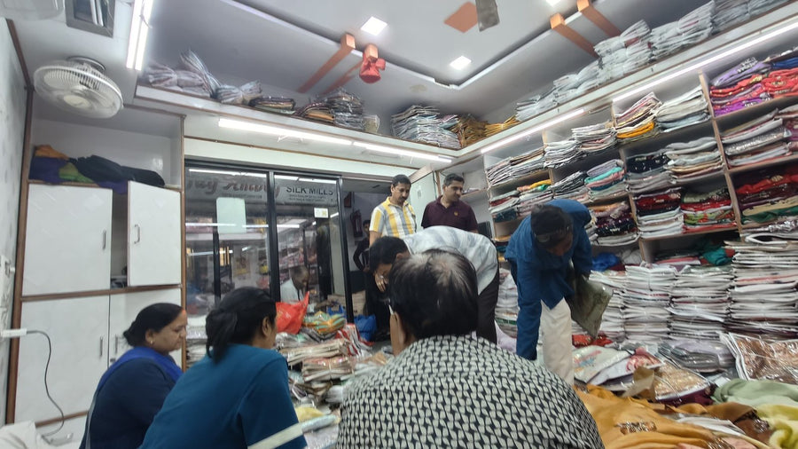 Retailers Surat dukaan par